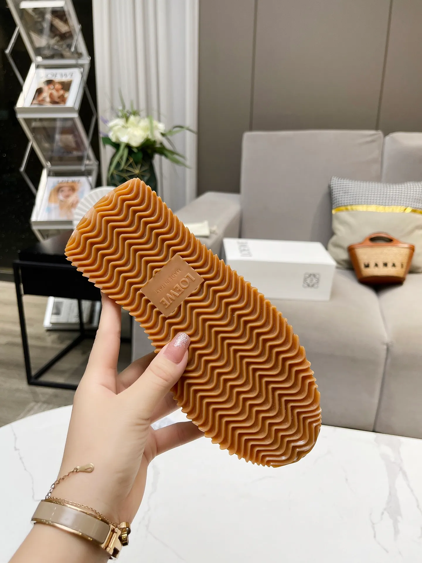 👟👟Ex-factory price 520👟👟 Men's code +10 Women's model: 35--39 (customized code 40 for women), Men's model: 40--44 (customized code 45 for men), 🔥🔥Hot LOEWE 2024 latest inner color block moral training shoes Forrest Gump shoes super good-looking super versatile color block stitching upper Very high-end hidden inner vagina 4cm! The heel has a novel design, is soft and comfortable, and has an exclusive brand logo on the side. It will be rated as the most comfortable sneaker of the year and is a must-have for your shoe cabinet!  The upper is made of special original cowhide + original cloth imported from Australia. The cowhide insole / original private model is exclusively customized with a 1:1 outsole!  Complete set in original packaging.